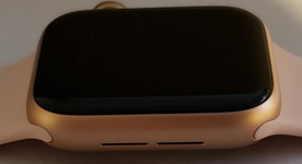 Good
													Apple Watch Series 4 40mm - Unlocked, Gold, A1975 - Cellular, Aluminum, photo 3 of 8