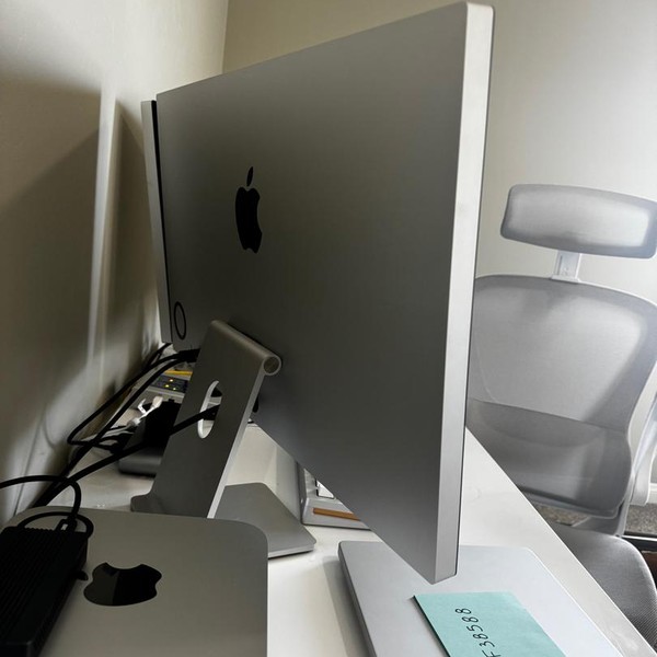 Apple Studio Display (2022) - Standard Glass, Tilt Adjustable Stand