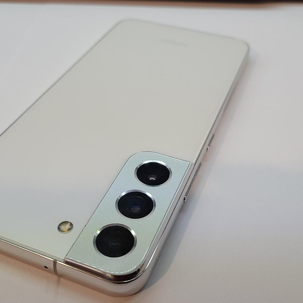 Samsung Galaxy S22 - Unlocked, 128 GB, White, 8 GB, SM-S901U1