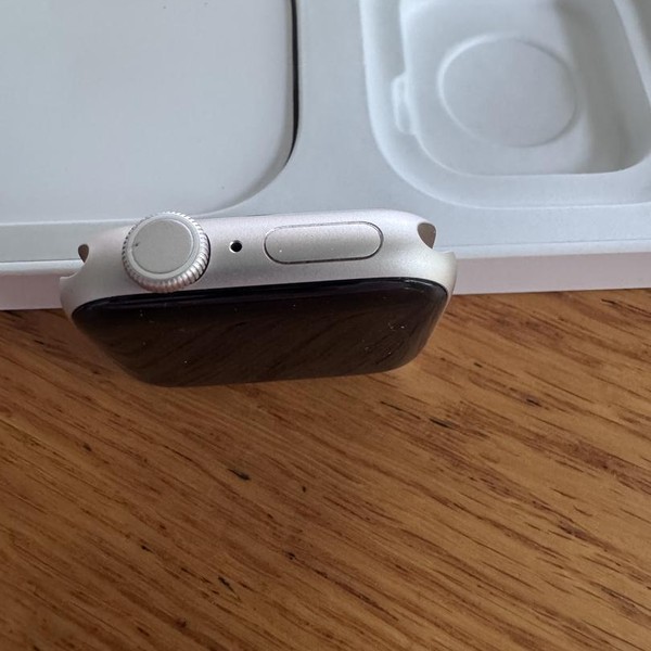 Apple Watch SE (3rd Gen) 40mm - Unlocked, Starlight, A3326 - Cellular