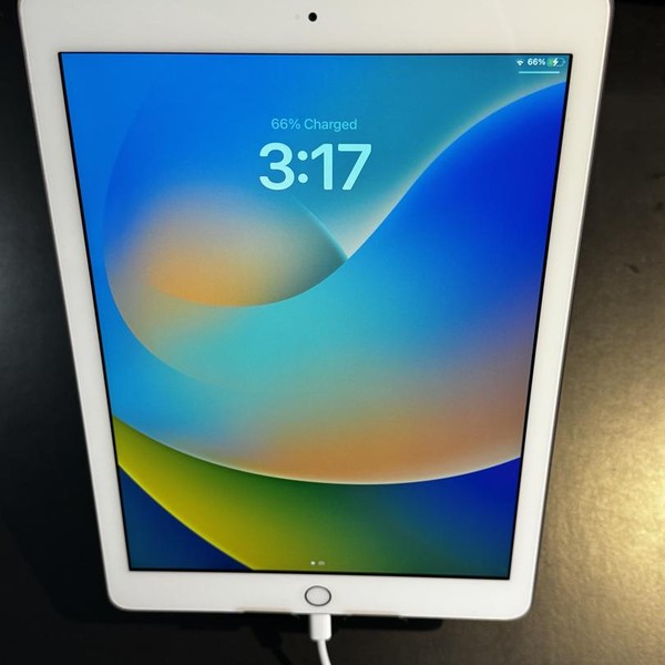 Apple iPad 6th Gen - Wi-Fi, 128 GB, Gold, A1893