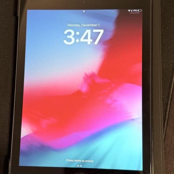 Apple iPad 6th Gen - Wi-Fi, 32 GB, Gray, A1893