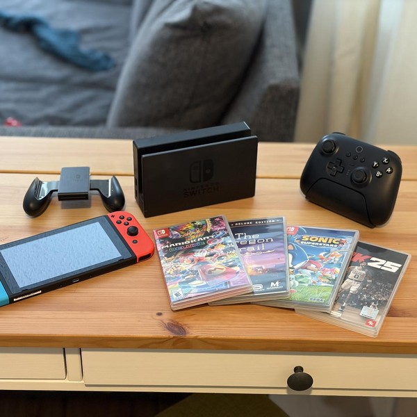 Nintendo Switch - Red & Blue, 32 GB