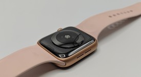 Mint
													Apple Watch Series 4 44mm - T-Mobile, Gold, A1976 - Cellular, Aluminum, photo 3 of 8