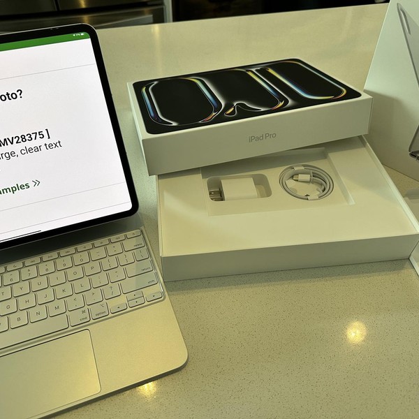 Apple iPad Pro 13 inch (M4) 2024 - Unlocked, 256 GB, Silver, 8 GB, A2926, Standard Glass