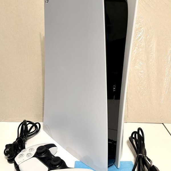 PlayStation 5 Standard Edition (2020) - 825 GB, White, Standard Edition