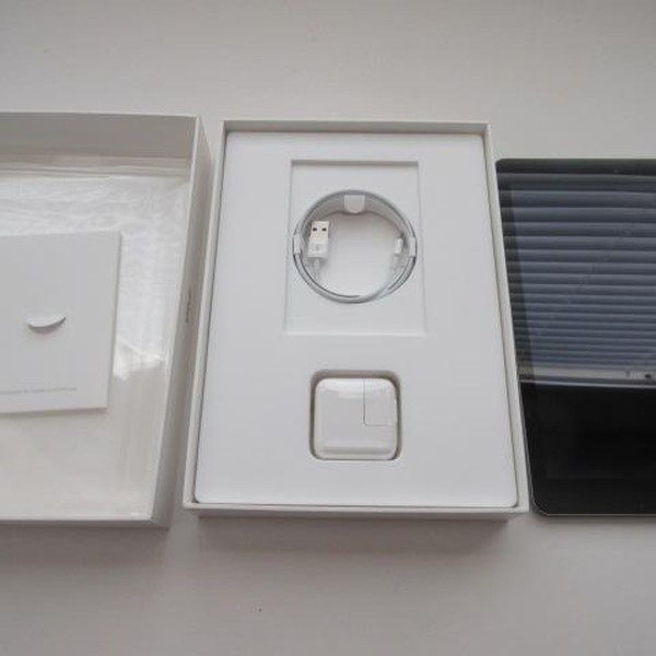 Apple iPad (5th Gen) - Wi-Fi, 32 GB, Gray, A1822