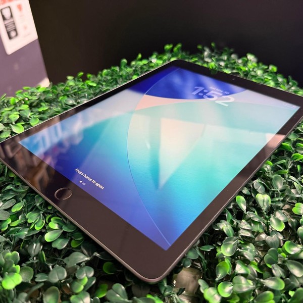 Apple iPad (8th Gen) - Wi-Fi, 32 GB, Gray, A2270