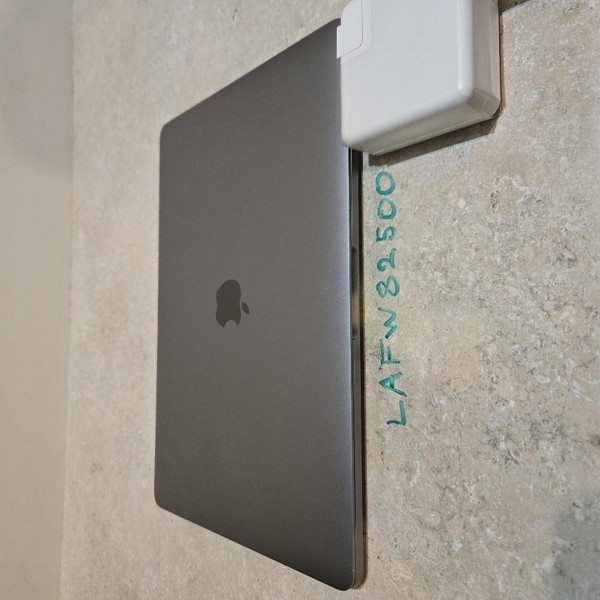 MacBook Pro 2019 - 13 inch - 1 TB, Gray, 16 GB, Intel Core i7