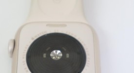 Mint
													Apple Watch SE 2nd Gen 40mm - Unlocked, Starlight, A2726 - Cellular, Aluminum, photo 4 of 8