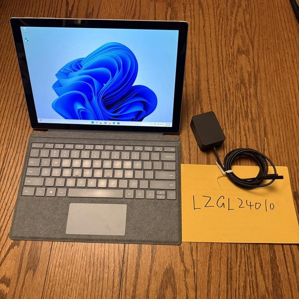 Microsoft Surface Pro 5 (2017) - Wi-Fi, 256 GB, Silver, 8 GB