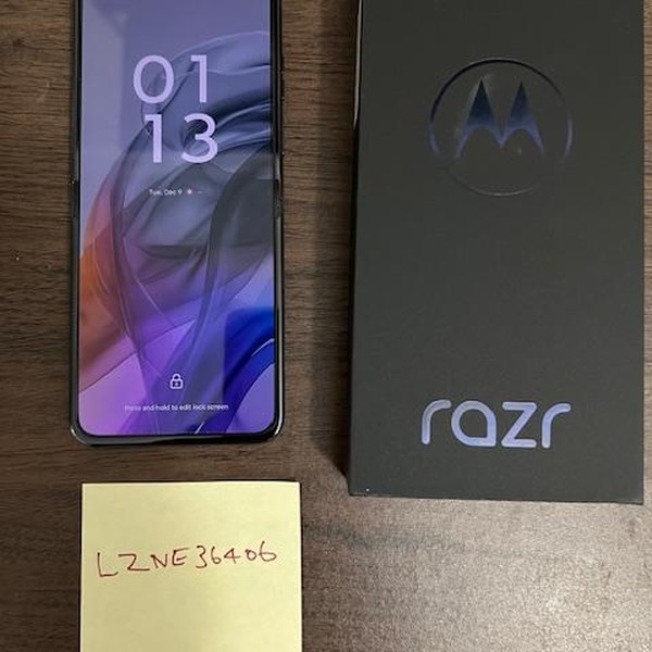 Motorola Razr (2024) - Metro by T-Mobile, 256 GB, Space Gray, 8 GB