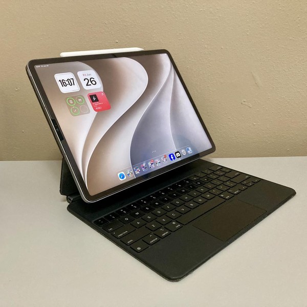 Apple iPad Pro 12.9 inch 6th Gen 2022 - Unlocked, 128 GB, Gray