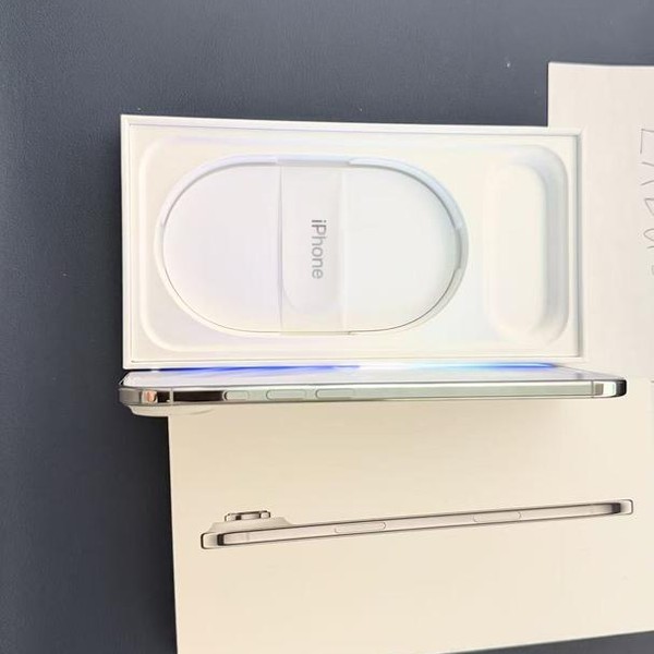 Apple iPhone Air - Unlocked, 256 GB, Cloud White, A3260