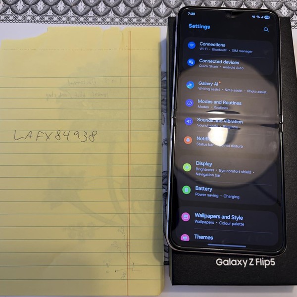Samsung Galaxy Z Flip5 - Unlocked Non-US, 256 GB, Lavender, 8 GB, SM-F731W