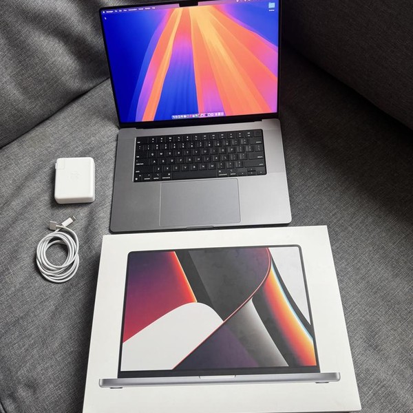 MacBook Pro 2021 - 16 inch - 1 TB, Gray, 32 GB, Apple M1 Max