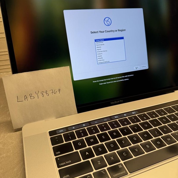 MacBook Pro 2019 - 15 inch - 256 GB, Silver, 16 GB, Intel Core i7