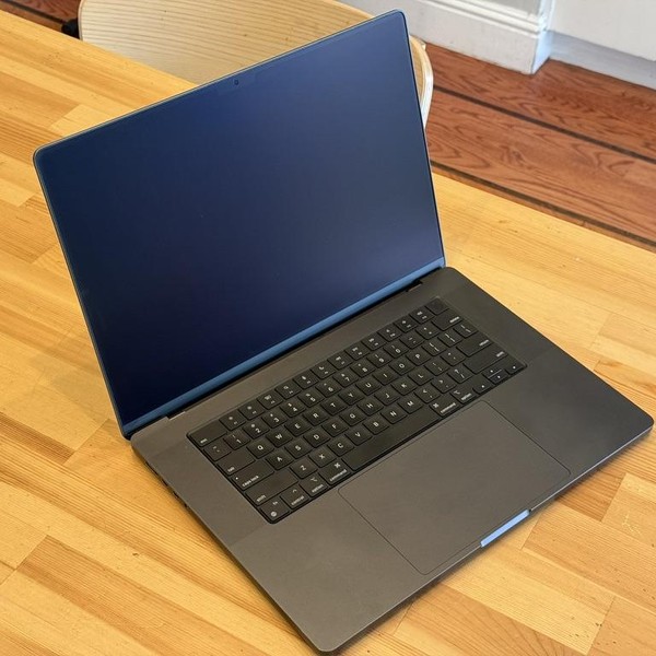 MacBook Pro 2024 - 16 inch - 4 TB, Space Black, 128 GB, Apple M4 Max 16-core