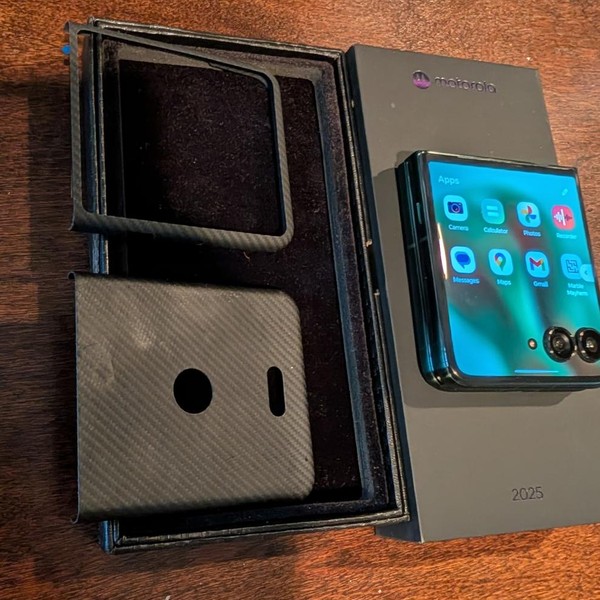 Motorola Razr Ultra (2025) - Unlocked, 512 GB, PANTONE Scarab, 16 GB