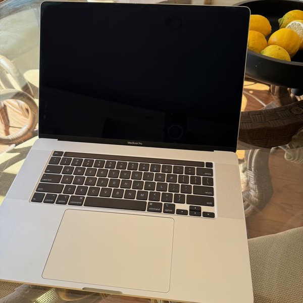 MacBook Pro 2019 - 16 inch - 512 GB, Silver, 16 GB, Intel Core i7