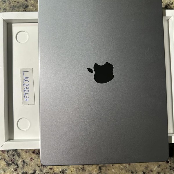 MacBook Pro 2021 - 14 inch - 512 GB, Gray, 16 GB, Apple M1 Pro 8-core