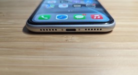 Fair
													Apple iPhone Xr - AT&T, White, 64 GB, A1984, photo 3 of 16