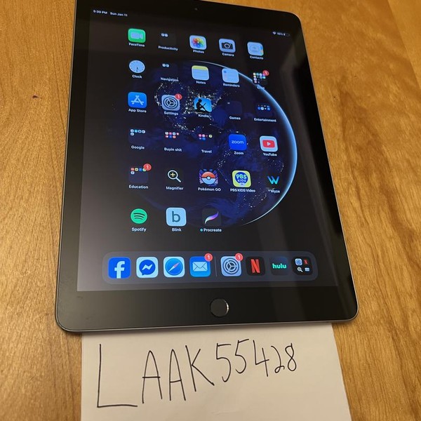 Apple iPad 5th Gen - Wi-Fi, 32 GB, Gray, A1822