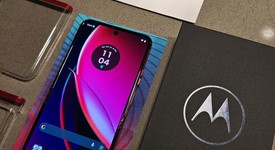 Mint
													Motorola Razr Plus (2023) - Unlocked, Magenta, 256 GB, 8 GB, photo 3 of 8