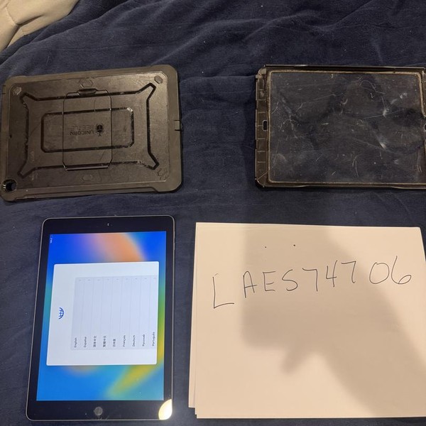 Apple iPad (6th Gen) - Wi-Fi, 32 GB, Gray, A1893