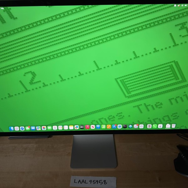 Apple Studio Display 2022 - Standard Glass, Tilt Adjustable Stand