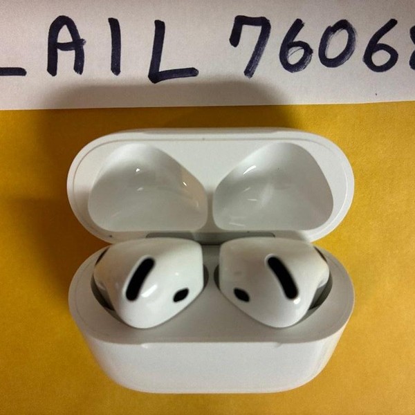 Apple AirPods (4th Gen) - Standard