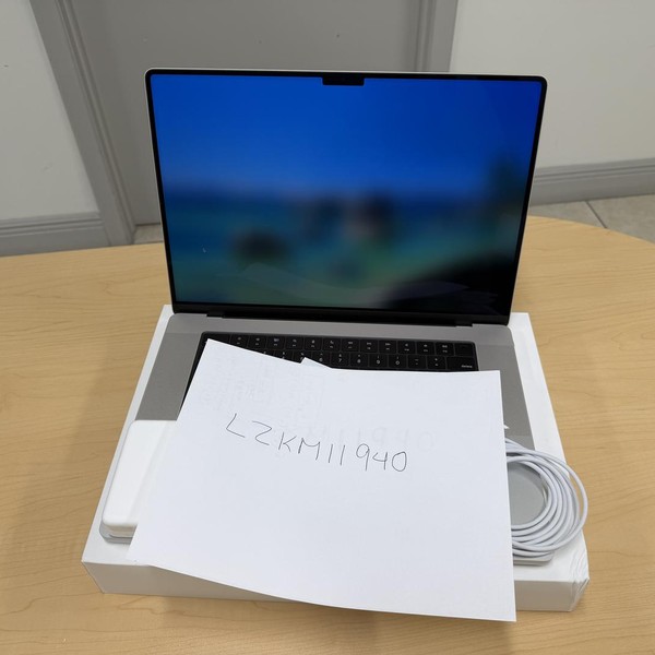 MacBook Pro 2024 - 16 inch - 1 TB, Silver, 48 GB, Apple M4 Max 16-core