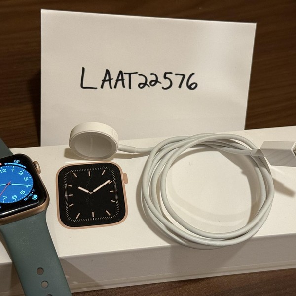 Apple Watch Series 5 40mm - Gold, A2092 - GPS, Aluminum