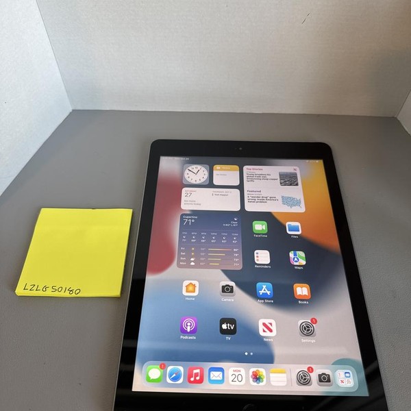 Apple iPad 5th Gen - Wi-Fi, 32 GB, Gray, A1822