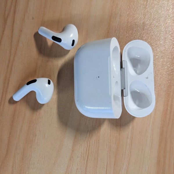 Apple AirPods (3rd Gen) - Lightning Case