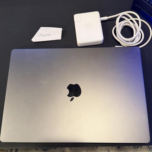 MacBook Pro 2024 - 16 inch - 1 TB, Space Black, 64 GB, Apple M4 Max 16-core