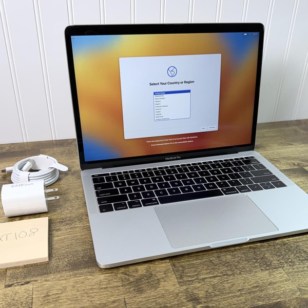 MacBook Pro 2017 (No Touch Bar) - 13 inch - I5, Silver, 256 GB, 8 GB