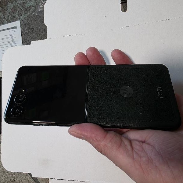 Motorola Razr Ultra (2025) - Unlocked, PANTONE Scarab, 512 GB, 16 GB