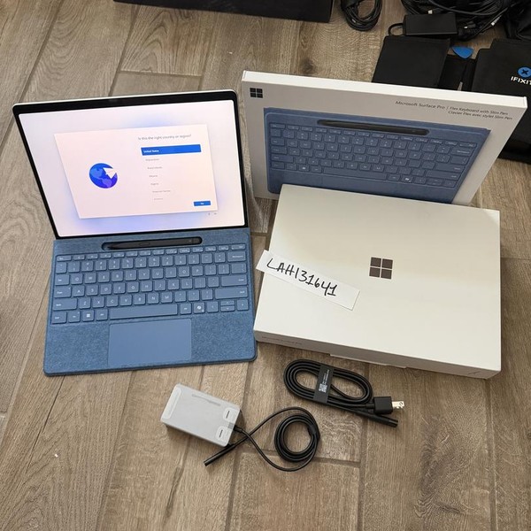 Microsoft Surface Pro 11 - 256 GB, Platinum, 16 GB, Snapdragon X Plus