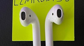 Used
													Apple AirPods 2nd Gen - Lightning Case, photo 4 of 5