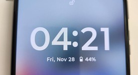 Mint
													Motorola Razr (2024) - Unlocked, Gray, 256 GB, 8 GB, photo 3 of 8