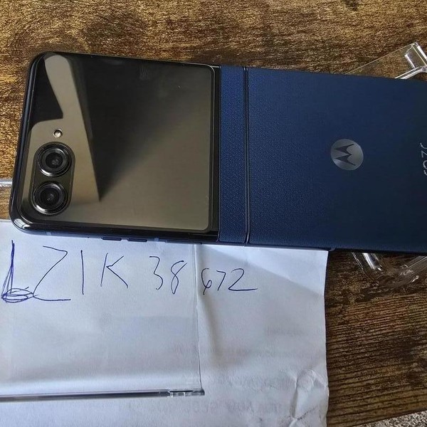 Motorola Razr (2025) - Unlocked, 256 GB, Blue, 8 GB