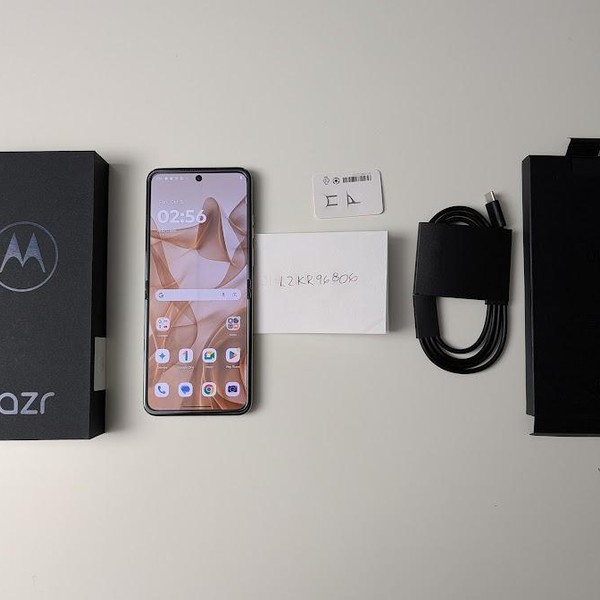 Motorola Razr (2024) - Unlocked, 256 GB, Sand, 8 GB