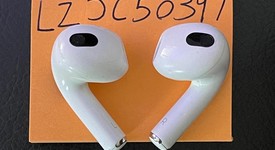 Used
													Apple AirPods 3rd Gen - Lightning Case, photo 4 of 5