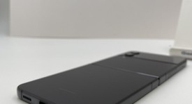 Mint
													Samsung Galaxy Z Flip4 5G - Unlocked, Graphite, 256 GB, 8 GB, SM-F721U1, photo 4 of 5