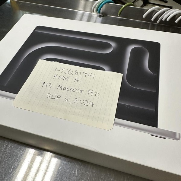 MacBook Pro Late 2023 (M3) - 14 inch - 512 GB, Silver, 16 GB, Apple M3, 10-core GPU