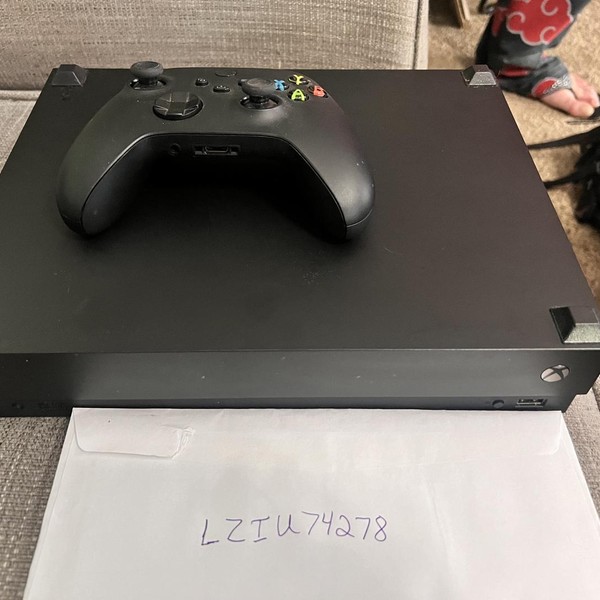 Xbox One X (2017) - Black, Standard