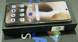 Good
													Motorola Razr Ultra (2025) - Unlocked, PANTONE Mountain Trail, 512 GB, 16 GB, photo 4 of 10