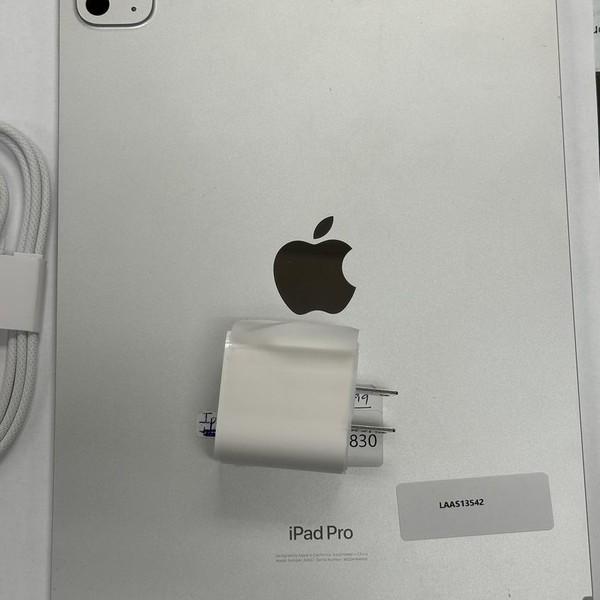 Apple iPad Pro 11 inch (M4) 2024 - Unlocked, 256 GB, Silver, 8 GB, A2837, Standard Glass