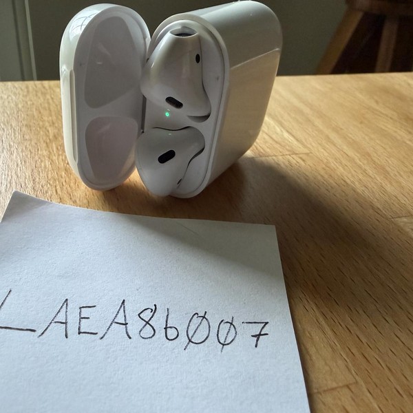 Apple AirPods (2nd Gen) - Lightning Case